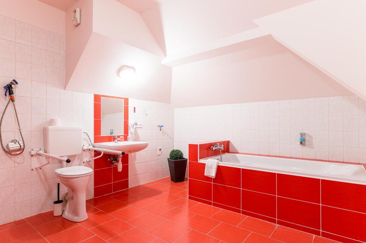 Nové Adalbertinum Hradec Kralove Bagian luar foto