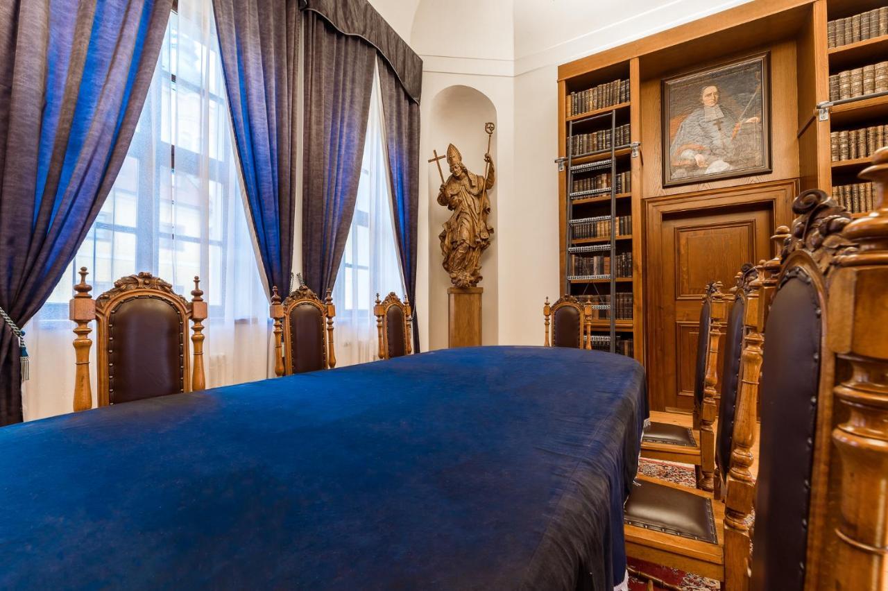 Nové Adalbertinum Hradec Kralove Bagian luar foto